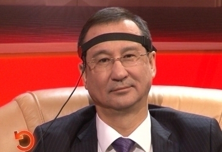 Если цены на нефть все-таки упадут, чем государство будет закрывать социальные программы? В Национальном банке успокаивают: при самом пессимистичном развитии событий средств Нацфонда хватит, чтобы 2-3 года покрывать социальные обязательства. Вопрос такой Григорию Марченко задали не случайно. Социальная политика - это лейтмотив последнего Послания Президента, плюс предвыборные обещания правящей партии. Такими вещами не шутят. Даже роль Министерства труда и социальной защиты как-то заметно возросла. Профильное все-таки ведомство. Вице-министр Серик Ахметов пришел на детектор лжи, чтобы честно поговорить о самом насущном - о социалке.