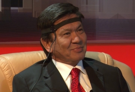 Гостями рубрики "Детектор G" становятся люди, известные и не очень, которые по разным причинам становились самыми обсуждаемыми на информационном поле. На этой неделе Ермухамет Ертысбаев неустанно комментировал и политические и политичные новости страны - как всегда, в свойственной ему одному манере. И о статусе казахского языка говорил, и о спорах вокруг закона о религии, и об инициативе дать Нурсултану Назарбаеву Нобелевскую премию мира. Ертысбаев согласился прийти к нам в студию, одобрил все вопросы нашей редакции и эксперта-полиграфолога и даже своих добавил. Пришел и сел за детектор лжи.