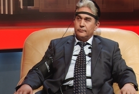 В политической жизни в страновых, правда, рамках, тоже неделя не обошлась без новостей. Партийное поле, кажется, уплотняется. Сначала было заявлено, что "Адилет" войдет в "Нур Отан", а теперь поговаривают, что с правящей партией сольются еще три: "Руханият", "Ауыл" и "Партия патриотов". Повод информационный до тех пор слух, пока не назван источник. Источник мы нашли. Бывший зампред партии "Адилет" - Мусагали Дуамбеков - пришел к нам на детектор лжи и прямо во время сеанса решил озвучить эту сенсацию. Мол, к осени "Нур Отан" прирастет сразу четырьмя партиями, на том простом основании, что все они все равно поддерживают политику Президента.