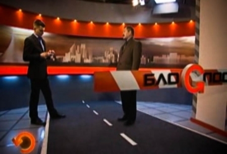 По информации самих экс-мажилисменов, из нынешнего четвертого созыва мажилиса в пятый, в лучшем случае, пройдет только каждый третий. Но это неофициально. Это, скорее, "хотелки" теперь уже бывших мажилисменов, которые хотели бы продолжить депутатскую карьеру и в будущем. Но как раз следующий состав нижней палаты уже точно не будет монопартийным, а стало быть, и шансов у распущенных на днях членов фракции куда меньше, чем на предыдущих парламентских выборах. Какие любопытные наступают времена, правда? Сейчас узнаем про все это процедурно. У нас в гостях заместитель председателя Центральной избирательной комиссии Владимир Фоос. 