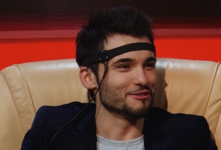 Скандал в нашем шоу-бизнесе. Казахстанского актера, а по совместительству PR-директора "Казахфильма", Максима Акбарова все больше впутывают в сомнительную историю. Якобы в новое реалити-шоу, которое запускают для поиска актерских талантов со всей страны, можно попасть за энную сумму денег. И вроде как через Акбарова можно решить этот вопрос и стать кинозвездой. Максим уже официально комментировал, от обвинений отнекивался и даже публично просил не предлагать деньги для участия в проекте. Но пресса, желтая и не очень, все равно не унимается. И наша редакция, вместе с Акбаровым, конечно, кажется, нашла выход, как из этого выпутаться.  