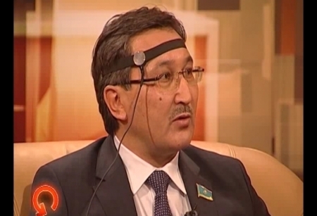 А на детекторе лжи сегодня депутат мажилиса парламента Талгат Ергалиев. Необычный сеанс. Все потому, что Ергалиев депутат акжоловский. От фракции народных коммунистов на детектор наш приходили уже почти все. От "Нур Отана" чаще соглашаются, чем отказывают. А вот с "акжоловцами" незадача была. Лидер партии Азат Перуашев однажды пообещал нашей редакции, что ни один член его партии за полиграф никогда не сядет. И причины не объяснял. Но вот спасибо Азат Турлыбековичу, "Ак Жол" позицию свою пересмотрел. Депутат Ергалиев согласовал с председателем Перуашевым вопросы. Ну, вырезали, конечно, кое-что, но я дал депутату журналистское честное слово - не выдавать зрителю запретных тем, так что заведомо извиняюсь. А в остальном, тут надо отдать депутату Ергалиеву должное, разговор получился любопытный.