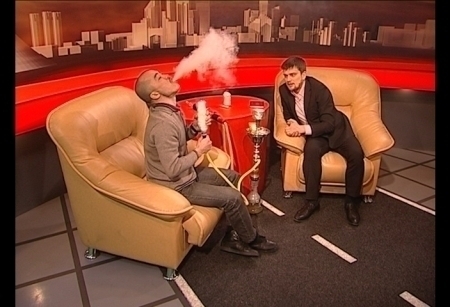 Шокирующая правда от главного санитарного врача. Кальян-то, оказывается, читаю: "гремучая смесь ядовитых и опасных веществ". Санитарная служба получила "ошеломляющие результаты" исследований "арабских ученых" и срочно созвала в Астане расширенную пресс-конференцию с говорящим названием "Правда о кальяне", где, не ограничиваясь в выборе страшилок, развеяла, как могла, кажется, все мифы. Да и цель всей этой разгромной санэпидемпрессухи, конечно, озвучили: кальян, и без того чуждое нашей культуре явление, надо запретить законодательно и, а чего тянуть, чуть ли не в этом году. Курение кальяна официально объявлено дурным тоном. Антикальянная пресс-конференция была настолько емкой, что загадка осталась, пожалуй, только одна - чего вдруг так рьяно спохватились? Случилось что? У нас в гостях эксперт в этом деле - Нуржан Бабаханов, самый крупный кальянщик в стране.