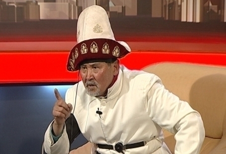 На детекторе лжи сегодня - уникальная личность. И это и без пафоса и без преувеличений - Амантай-кажи. Лидер народного антиядерного движения, который поднял флаг Казахстана уже в сорока странах мира. Хотя на родине у себя он больше известен неординарным стилем общения, такой человек-трибун, с особым колоритом во внешности, кандидатом в президенты еще трижды был замечен, ну а какой алматинец не знает автора растяжек и плакатов на улице Наурызбай батыра? Чудаковатый, конечно, не отнять. Но сразу оговорюсь, Амантай-кажи - единственный наш гость, который ни разу не соврал и даже не слукавил. Студия ни разу не была красной. Но это еще и от того, что самым трудным для него было отвечать однозначно "да" или "нет". Полиграфолог Татьяна со своим аппаратом просто не могла порой отследить реакции гостя на вопросы, так как гость был все время возбужден. Сейчас сами поймете, о чем я, когда увидите Амантая-кажи на детекторе лжи.