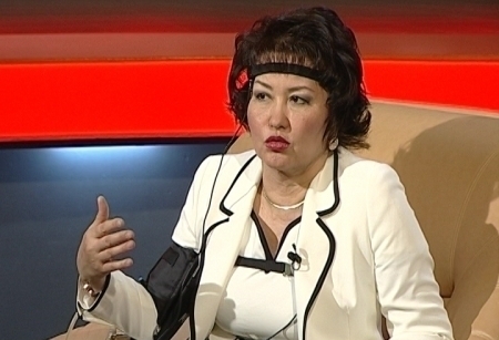 Алматы в последнее время трясло - в каком-то культурно-историческом, земном то есть, смысле. Сначала, подняли вдруг тему возврата городу названия Алма-Ата, но не успели заявить, тут же замяли, а теперь вот выкатили список тридцати пяти объектов Алматы, которые лишены статуса памятников истории и культуры местного значения и исключены из государственного регистра. Деятели культуры, понятное дело, возмущены пуще остальных. Еще бы, Алматы и без того болезненно переживал отток умов в столицу, ведь за менеджерами среднего звена потянулись на север и люди культуры. В Астане активно создают условия, чтобы духовные ценности развивались тоже. Алматы упрямо держит статус культурной столицы республики, но Астана, с ее новыми театрами, концертными залами и международными кинофестивалями, откровенно наступает на пятки. Почему - знает народная артистка Казахстана Айман Мусаходжаева. Откровенная беседа на детекторе лжи - о культурном соперничестве двух столиц.