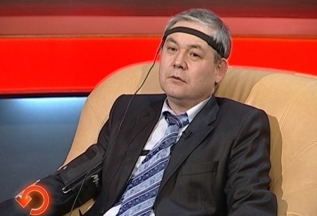 Главная на этой неделе политическая новость - Максут Нарикбаев ушел с поста председателя партии "Адилет". Об этом решении теперь уже бывший лидер партии объявил на пленуме центрального комитета в прошлую пятницу. Собравшиеся добровольный уход Нарикбаева поддержали, в партии уже утвердили кандидатуру исполняющего обязанности председателя. А сам Максут Султанович остается членом партии. Уступил, говорит, место молодым, потому как "Адилет" давно воспринимают как партию одного человека - Нарикбаева, а для политической культуры страны такие аналогии чужды. Кризис в партийном руководстве зрел давно, сопредседатели "Адилет" открыто, через прессу, выясняли отношения и в выражениях себя не стесняли. Пока Максут Нарикбаев отлучался в загранкомандировки, успевали даже сокращать руководящие посты и снимать друг друга с партийных должностей. За комментариями, что же происходит в партии "Адилет", мы позвали на детектор лжи одного из сопредседателей. Уалихан Кайсаров прямо ответил: почему в такой мертвый электоральный сезон, вроде и президента выбрали год назад и парламент пару месяцев как, в отдельно взятой партии такие глобальные рокировки? К чему? Кайсаров, к слову, оказался первым гостем, который отказался заранее знакомиться с вопросами, обещав ответить на полиграфе на любые.