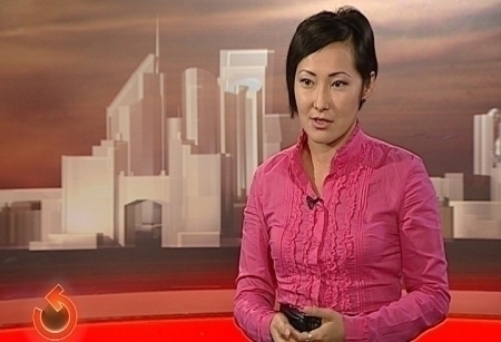 Информационная не то бомба, не то утка. Не разобрали пока. На лентах новостных появилось сообщение о том, что журналисты вроде как раздобыли текст законопроекта, ну, то есть, концепции пока - "О государственном регулировании производства и оборота табачных изделий". И вот в нем якобы заложены новые кардинальные ограничения, например: продавать сигареты можно лицам не моложе 21 года, только в специализированных магазинах и только в специально отведенное время - с 11 утра до 9 вечера, а по выходным и вовсе нельзя. А еще предлагают обязательное лицензирование розничной продажи сигарет и установление минимальных расчетных цен на все виды табачных изделий: папиросы, сигары, сигариллы, а также курительный, кальянный, жевательный, нюхательный и сосательный табаки. Во, как взялись-то! А точки продажи должны быть не ближе полукилометра от учреждений: культуры, здравоохранения, спорта и любых детских. Так у нас же куда ни пойди - или школа, или детсад, или стадион. То есть, что: вообще негде будет сигарет теперь купить? В гостях студии БлоGпост - Джамиля Садыкова, лидер национальной коалиции "За Казахстан, свободный от табачного дыма".