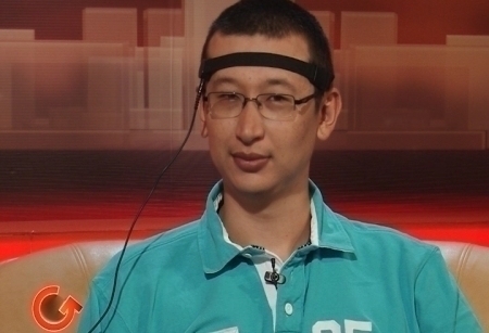 Президент Назарбаев на днях заявил, что стремительное "расширение глобального информационного общества" несет не только новое развитие, но и новые угрозы. То есть, интернет-источник и того, и другого. "Арабская весна", как известно, началась с Фейсбука. И Глава государства впервые публично ставит на этом акцент. Чтобы разглядеть страхи из Сети, мы позвали на детектор лжи Алишера Еликбаева - блогера, специалиста оттуда, из виртуального мира, который знает истинную силу Интернета и преувеличенные искусственно возможности Казнета. Так ли страшен блогер, как его малюют? Вопросов до сеанса на полиграфе гость заранее не видел, а потому сухие ответы "да" и "нет" были особенно богаты на комментарии.