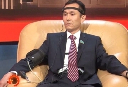  Казахстанские коммунисты, ну те, кто народные, те, кто в парламенте, огорошили на днях очень странным, но повсему видно, твердым заявлением: КНПК готово принять тело Владимира Ленина в нашей республике, если российские власти все-таки решаться выселить вождя мирового пролетариата из Мавзолея. Опять вопрос поднимают, мол, Ильича, так и быть, на Красной площади оставим, но лучше в могилке, под стенами Кремля. КПРФ - российские соратники наших коммунистов, тут же бросили по всему миру клич - если вопрос выноса все-таки встанет, то никакого погребения тела-мумии коммунисты не позволят, а лучше передадут в какую другую страну. И вот наши коммунисты принять Ленина готовы, во что бы им, деньги имею в виду, это ни стало. Депутат от фракции народных коммунистов сегодня у нас на детекторе, с фантастическими подробностями теории о переезде вождя.