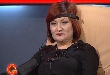 На детекторе лжи на этой неделе Бахыт Жуматова - финалистка седьмой битвы экстрасенсов. Помните странного мага со спичками? Недавно Бахыт привезла из Москвы еще одну победу в еще одной битве. Детектор лжи, сразу предупрежу, в этот раз неформальный. Гость такой особый. Чего уж говорить, если разрешение сесть в эту программу, за этот полиграф, она спрашивала где-то там...