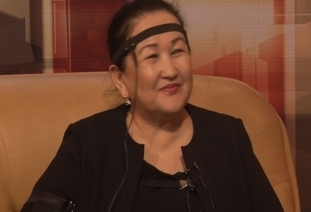 ЧП в Шымкентской школе. Педагог избил восьмиклассника Бейбарса Жакаева. У мальчика  засвидетельствованы побои, следствием чего стали серьезные проблемы со слухом. Однако школьный учитель физкультуры, которого подросток обвиняет в избиении, остается на свободе. Случай поразительно похож на историю Саши Дивина, еще одного подростка-школьника, который погиб в подвале сельской школы. 11-классник не перенес побои физрука. И вот, рецидив. Почему даже трагедии, не то что не учат жизни, а даже уроками не становятся?  На детекторе лжи - специалист в области образования и защиты прав детей Рысты Жумабекова. Она обещала нам прямой и смелый разговор. И обещание свое, кажется, сдержала. 