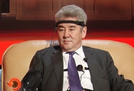 Ну и политическая, для сенсации, конечно, громко, но новость точно. Партия "Адилет", возможно, сольется с партией "Нур Отан". Такую мысль допустил теперь уже бывший лидер партии "Адилет" Максут Нарикбаев. Партия потерпела оглушительное поражение на прошлых выборах, потом отметилась скандалом с массовым увольнением зампредов, а затем ее покинул бессменный председатель Нарикбаев. И вот - новое заявление. Оказывается, конструктивно-оппозиционная "Адилет" и провластная "Нур Отан" давно партии-единомышленники, а значит, пора стать единым политобъединением. На детектор лжи позвали сегодня Ромина Мадинова - "депутата-нуротановца", который тоже в свое время влил свою Аграрную партию в ряды ныне правящей. И судя по всему, о том не жалеет...