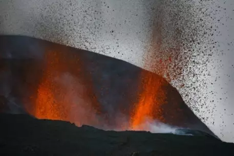 Исландский вулкан нанес авиаперевозчикам миллиардные убытки