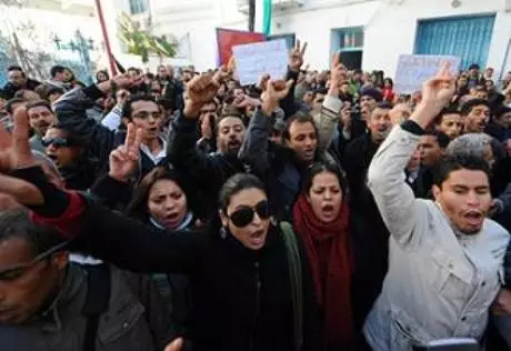 12 человек госпитализированы в результате столкновения демонстрантов и полиции в Алжире