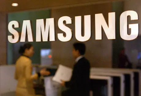 Samsung показал Android-смартфон с двумя дисплеями