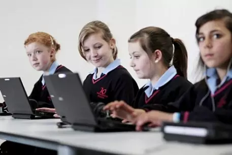 Британская школа предоставила каждому ученику по ноутбуку