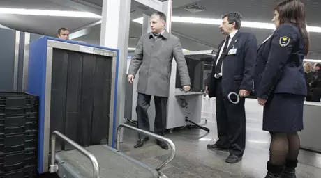 Журналистам удалось пронести "бомбу" в "Домодедово"