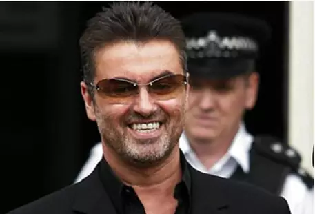 Джорджа Майкла обвинили в хранении наркотиков