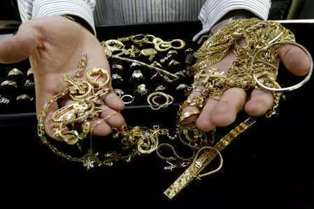 Ювелир "Красцветмета" вынес во рту драгметаллов на 11 тысяч долларов