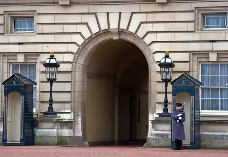 Букингемский дворец открыл вакансию посудомойки