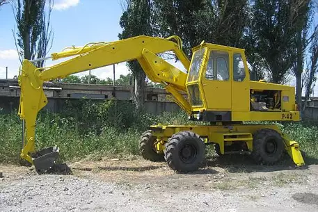 В Петербурге гаишника и двух милиционеров заподозрили в краже экскаватора