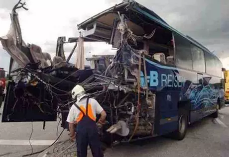 В Боливии разлившаяся река смыла грузовик и автобус