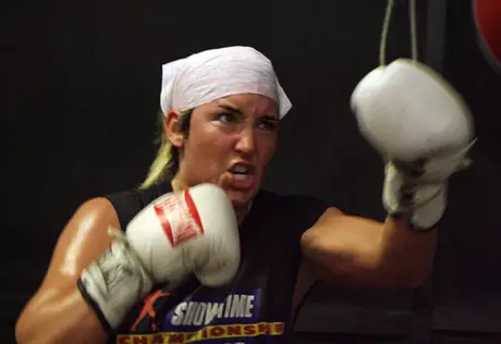 Чемпионку мира по боксу "нокаутировал" ножом собственный муж