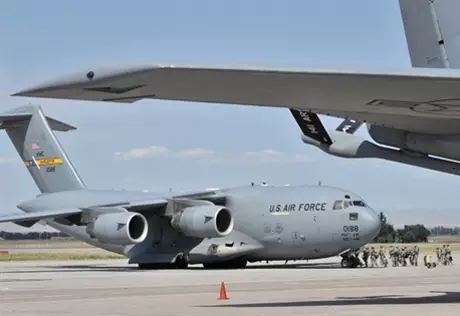 Кыргызстан начнет поставку топлива на американскую авиабазу "Манас"