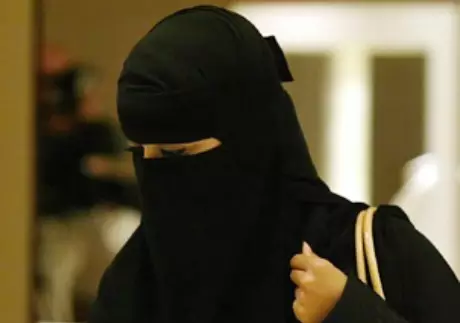 Под Баку дети выбили стекла в школе в знак протеста запрету на хиджабы