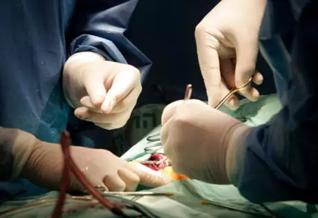 Немецкий врач отказался оперировать больного из-за свастики