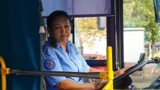 “Женщины водят лучше мужчин“: история единственной среди тысяч шымкентцев