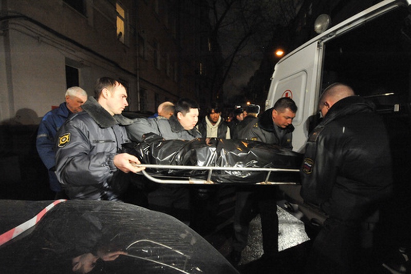 Сотрудники правоохранительных органов укладывают носилки с телом Людмилы Гурченко в карету "скорой помощи". Фото РИА Новости©