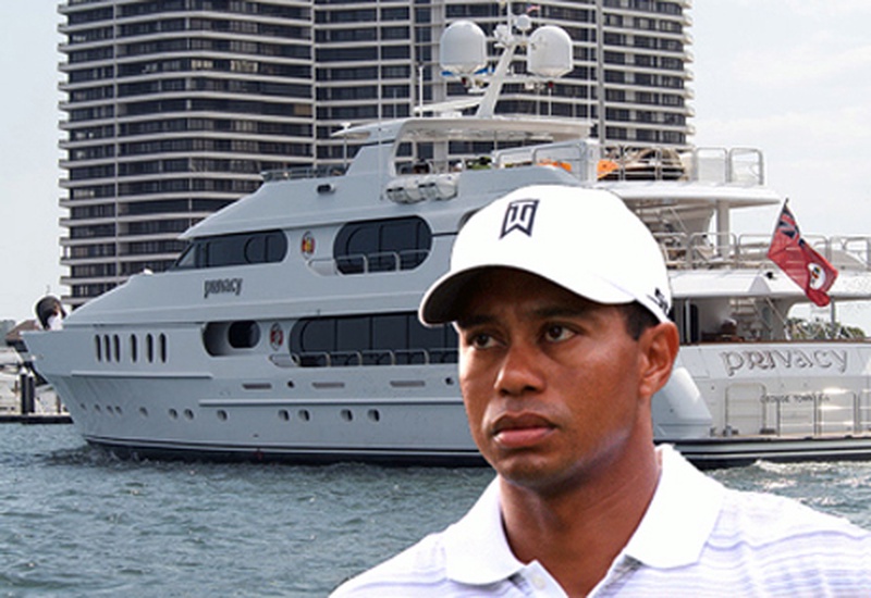 Тайгер Вудс на фоне яхты "Privacy". Фото с сайта businessinsider.com