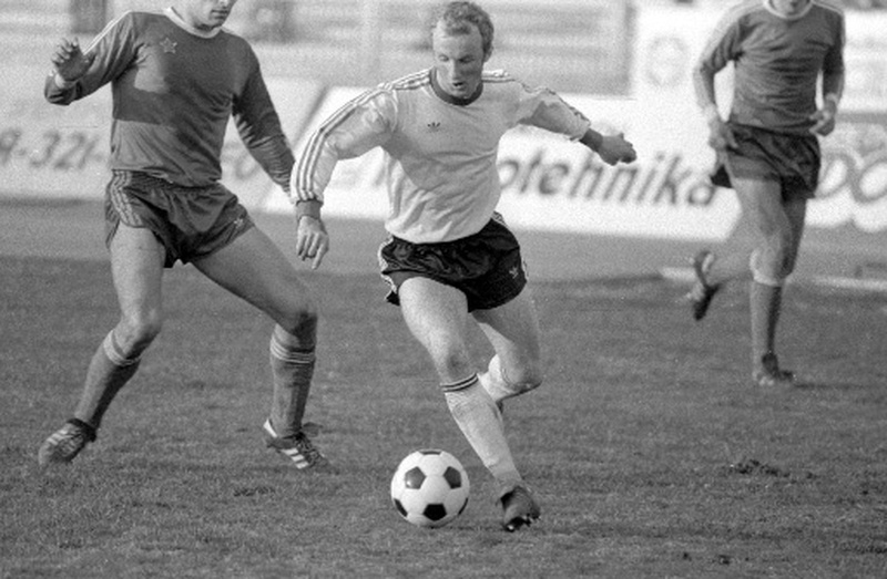 Нападающий алматинского клуба "Кайрат" Сергей Стукашов с мячом во время матча. Фото РИА НОВОСТИ©