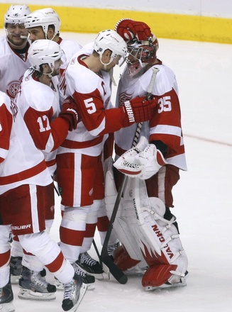 "Детройт Ред Уингс" празднует победу. Фото REUTERS/Rick Scuteri©