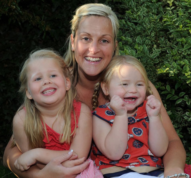 Кэран Уоллер с детьми. Фото с сайта newskosmos.com