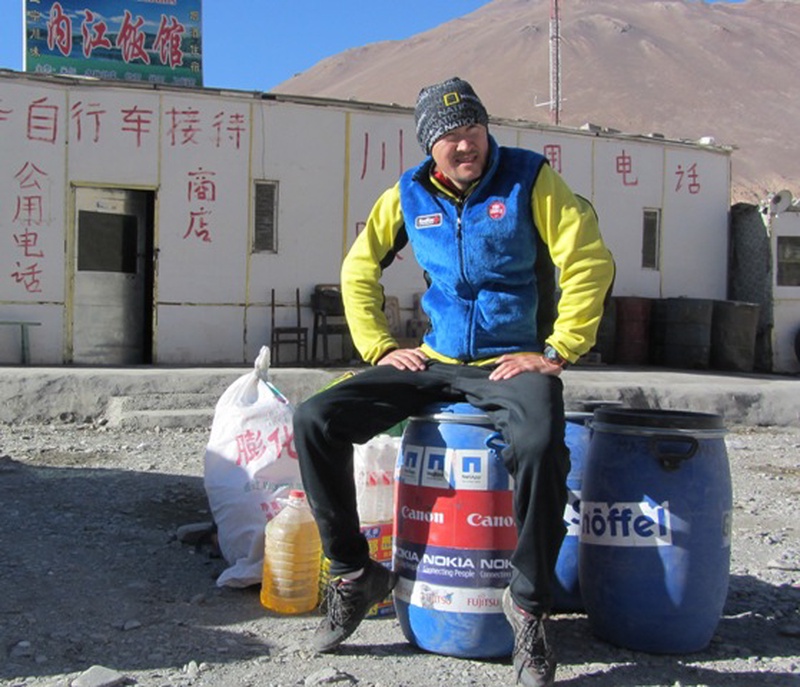 Остался на бочках. Джип уехал искать потерянный грузовик с экспедиционным грузом. Фото из архива Максута Жумаева©