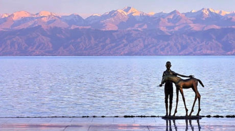 Скульптурная композиция на берегу озера Иссык-Куль. ©РИА Новости