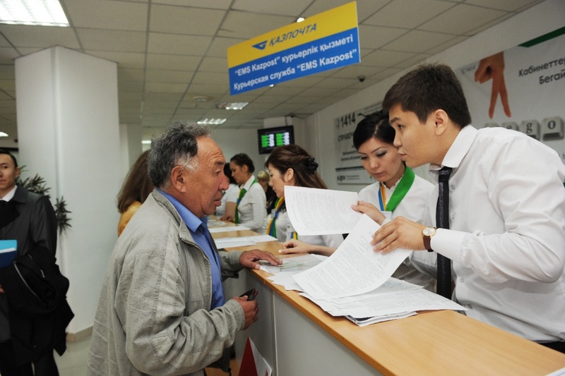 Госслужащие работают с посетителями ЦОН в Астане. Фото с сайта flickr.com