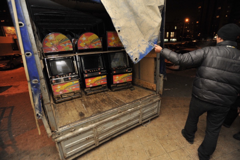 Ликвидация игровых автоматов. ©РИА Новости