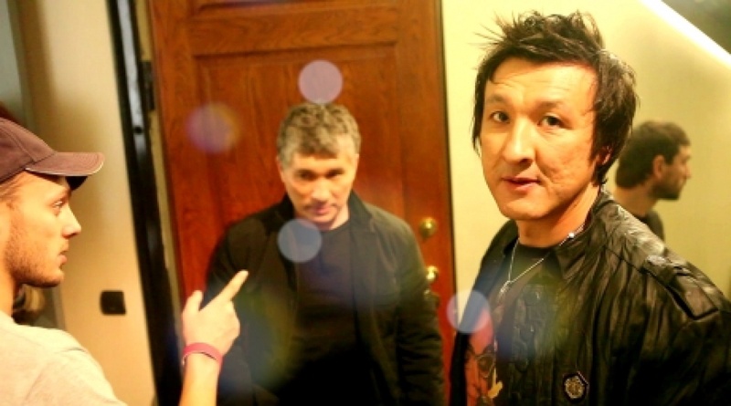 Лидер группы Motor-Roller Ильяс Аутов на съемках клипа на песню "Бумажный человек"