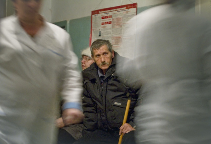 Мужчина в очереди на прием к врачу. Фото ©РИА НОВОСТИ