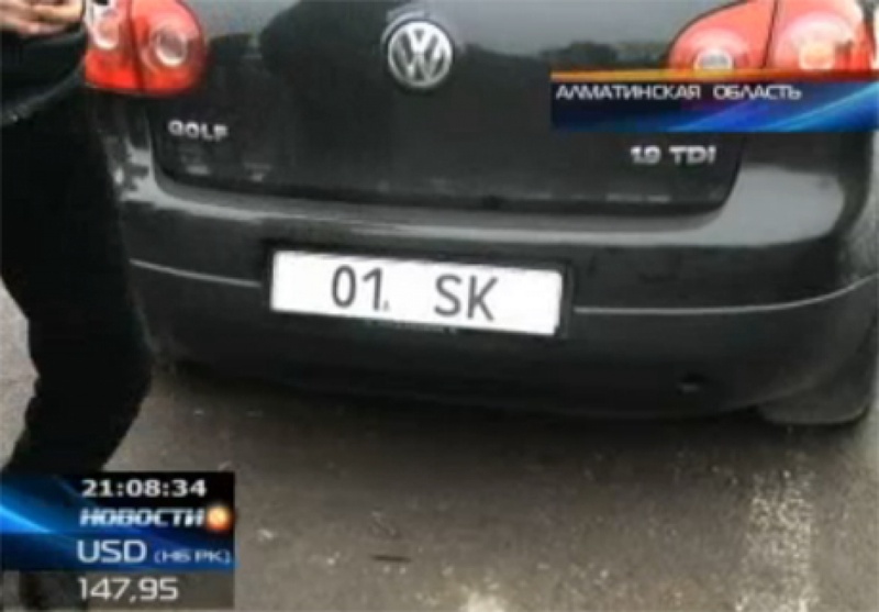 "Фольксваген гольф" с поддельными номерами службы охраны Президента. Кадр телеканала КТК