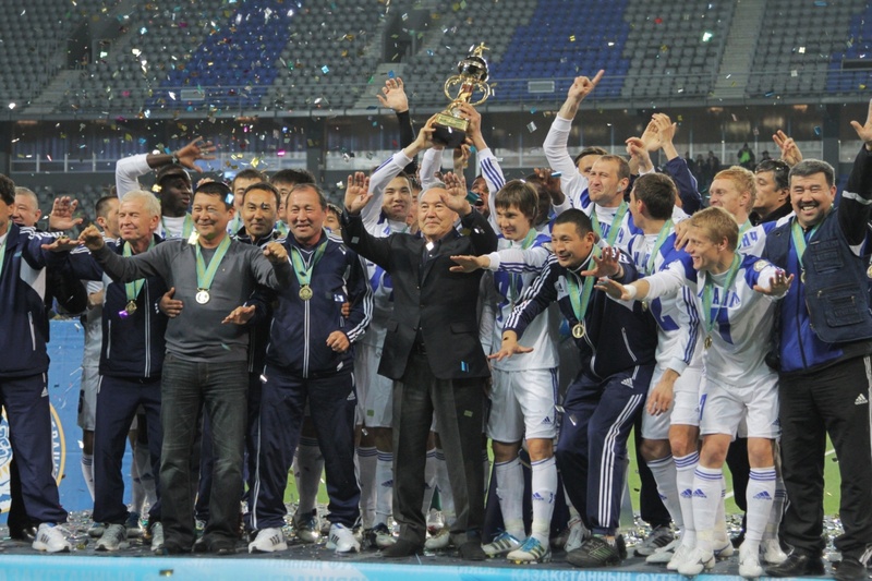 Назарбаев вручил Суперкубок Казахстана по футболу команде "Ордабасы". Фото Даниал Окасов
