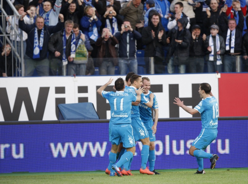 Игроки "Зенита" празднуют гол в ворота "Динамо". Фото РИА Новости