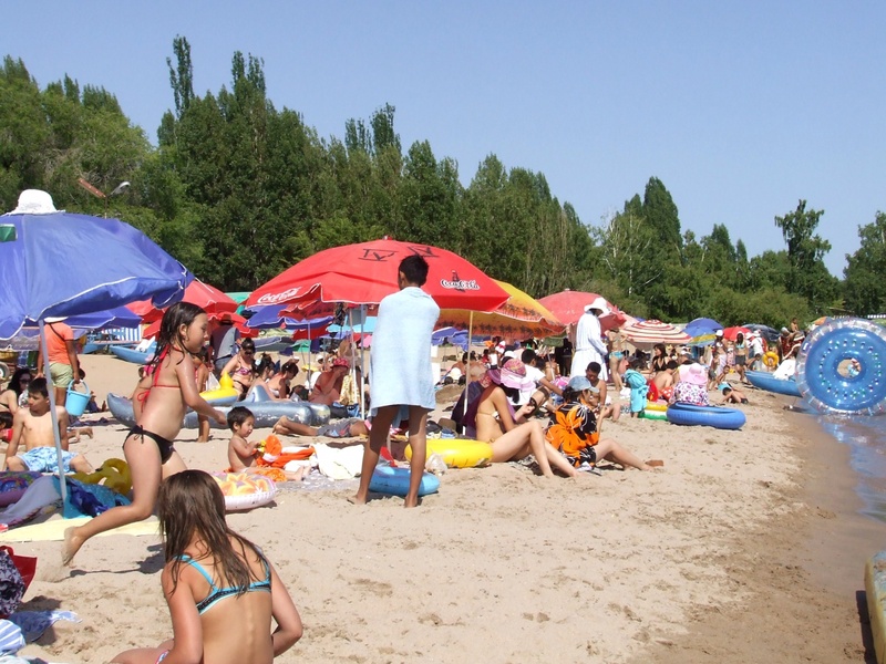 Пляж на побережье озера Иссык-куль. Фото Tengrinews©