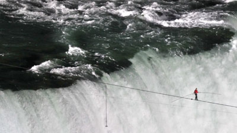 Ник Валленд установил мировой рекорд, пройдя над Ниагарским водопадом. Фото Reuters