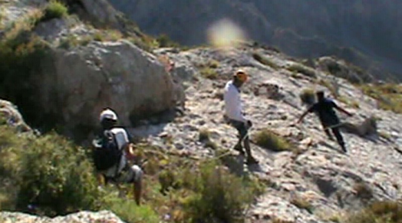 Для спуска пришлось использовать альпинисткое снаряжение. Фото ©tengrinews.kz