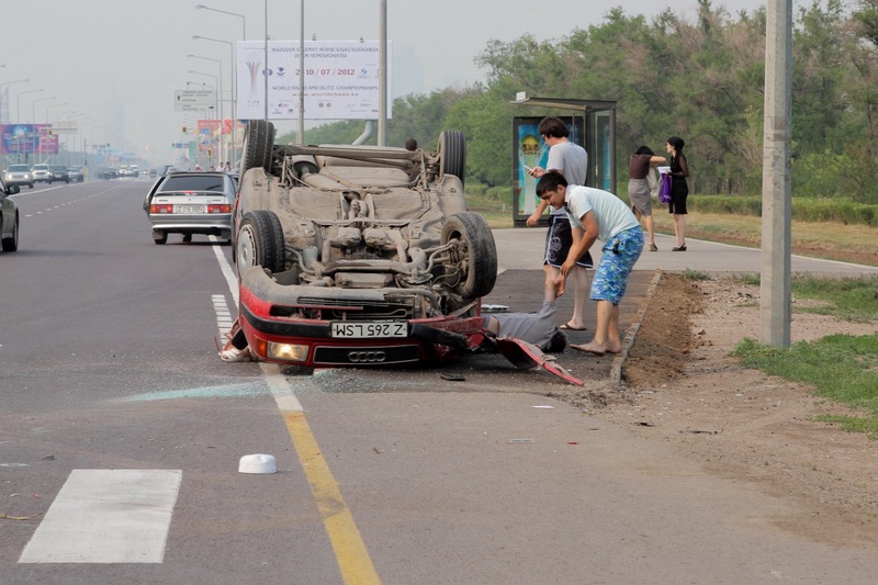 Под перевернувшимся авто оказался пешеход. Фото Даниал Окасов©
