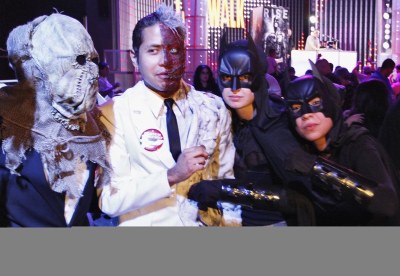 Фанаты в образах персонажей на премьере фильма "Темный Рыцарь: Возрождение легенды". Фото REUTERS/Jonathan Alcorn©